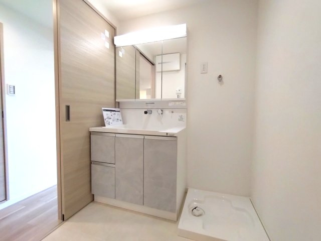 大きな鏡のついた洗面化粧台で朝はゆっくりと身支度を整えることが出来ます！