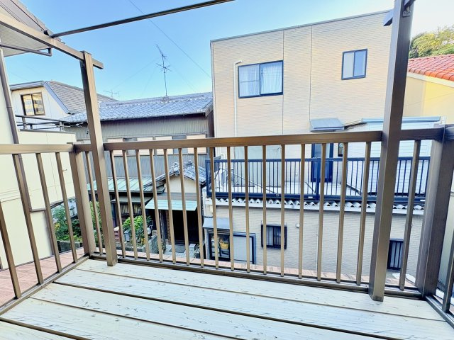 2階和室からバルコニーへ出られます。