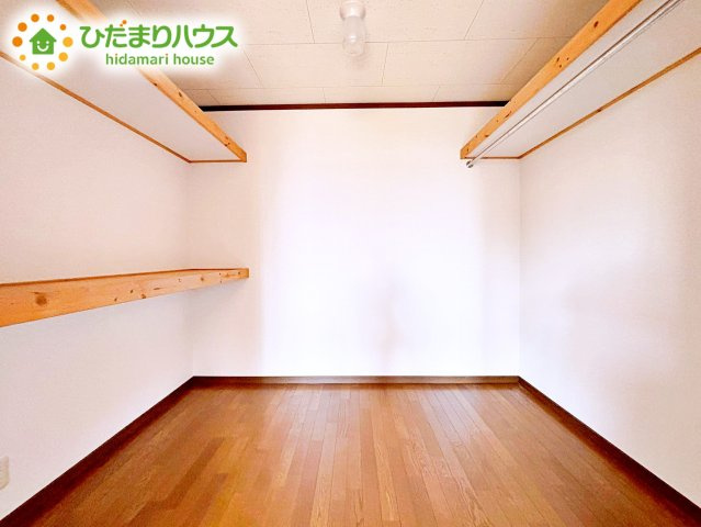 ママに人気のウォークインクローゼット付き！　コートやジャケットはもちろん、季節物や布団なども全部収納できちゃいます(^^)/