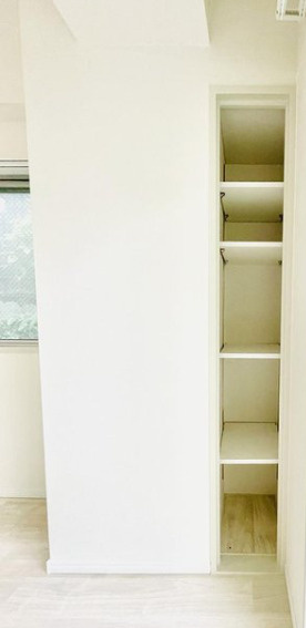明るい陽当たりがいいお部屋にある収納スペースです。洋服や雑貨など収納できるのは嬉しいですね。