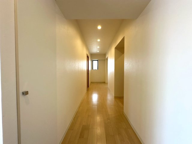 広々とした廊下。キッチンやリビングに荷物を運び入れがスムーズです。