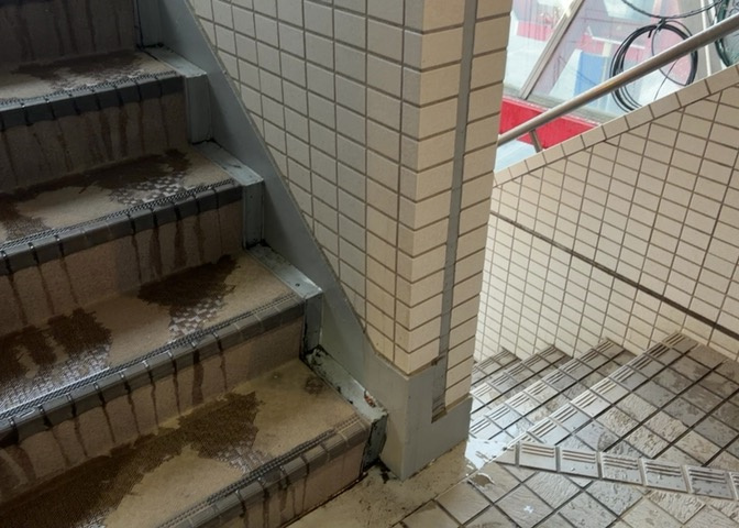 共用部分は、一棟の建物に住む区分所有者全員が共同で所有するとし、共用部分の管理、補修などは、区分所有者で形成される管理組合が行います。個人の判断で勝手に変更することはできませんので覚えておきましょう。