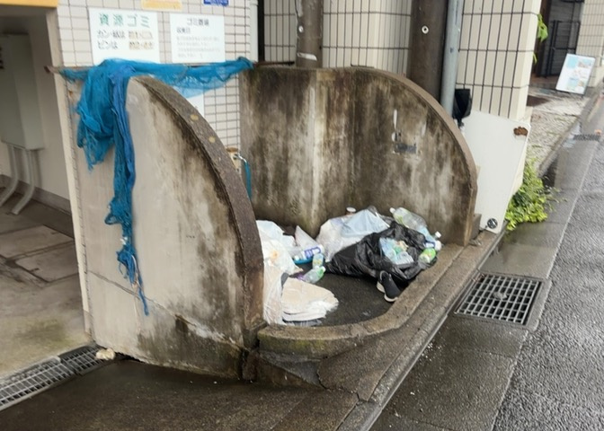 共有部分は、住民なら誰もが使える設備のこと。例えば駐車場やエレベーター、インターネット設備、セキュリティ設備などがあります。他にも、マンションの廊下・外部階段やエントランス・ゴミ置き場などがあります。