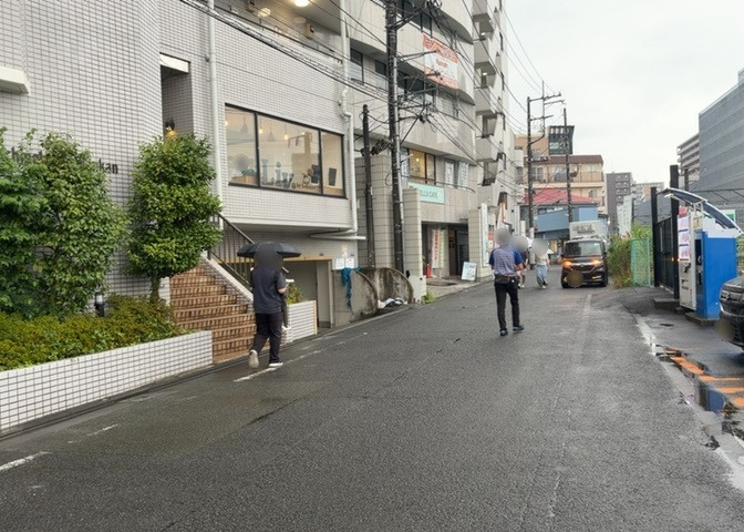 隣家の土地はどうなっているのか、生活利便施設が近くにあるのか、学校まで近いかなど、お客様のライフスタイルにあわせたイメージが重要です。また、近くにあると困る施設が近くにないかも確認するといいでしょう。