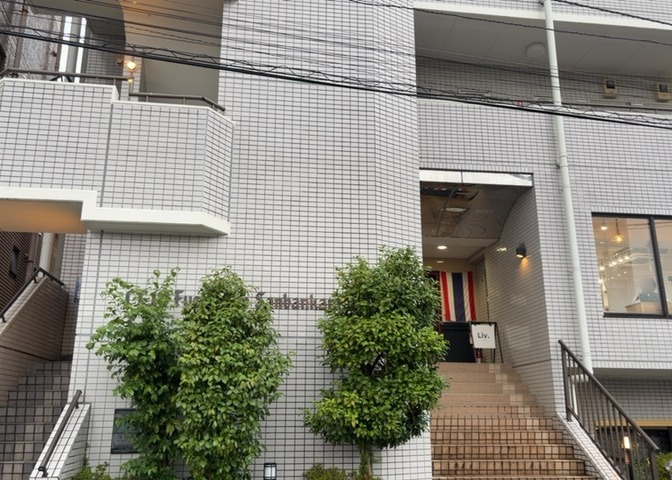 景色重視でお家選ぶをするとスーパーが遠い！学校が遠い！など生活をするうえで利便性で困ることもあります。まず一度現地を見学する際に、周辺の施設などがあるかを確認し、暮らし始めた後のことを想像しましょう。