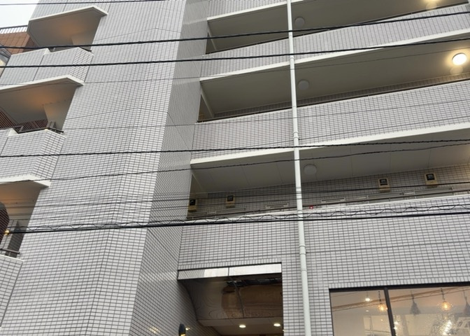 道幅が広い場所は日当たりや風通が良好です。幅が広いのですれ違いも可能ですし大きな車でも駐車可能！一方で、大型車が通ることも多くなるため交通量の増加により騒音に繋がります。また土地の値段が高くなります。