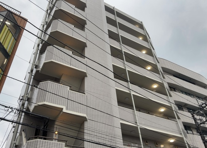 ＲＣ造、Reinforced　Concreteは直訳すると補強されたコンクリートです。主に柱や梁・床・壁が鉄筋とコンクリートで構成おり、鉄筋を組んだ型枠にコンクリートを流し込んで固めたものを指します。