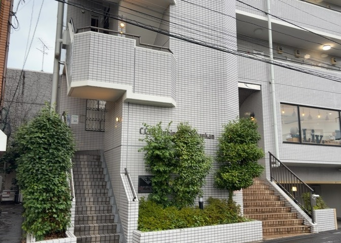 玄関は家の顔でもあり、家族以外の目にも止まる場所です。玄関は外との間を仕切る扉、靴などをしまっておく収納スペース、靴脱ぎのたたきスペース、来客とのやり取りをするドアホンなど複数のアイテムからなります。