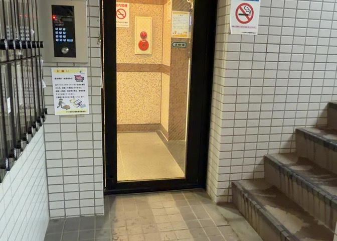 共有部分は、住民なら誰もが使える設備のこと。例えば駐車場やエレベーター、インターネット設備、セキュリティ設備などがあります。他にも、マンションの廊下・外部階段やエントランス・ゴミ置き場などがあります。
