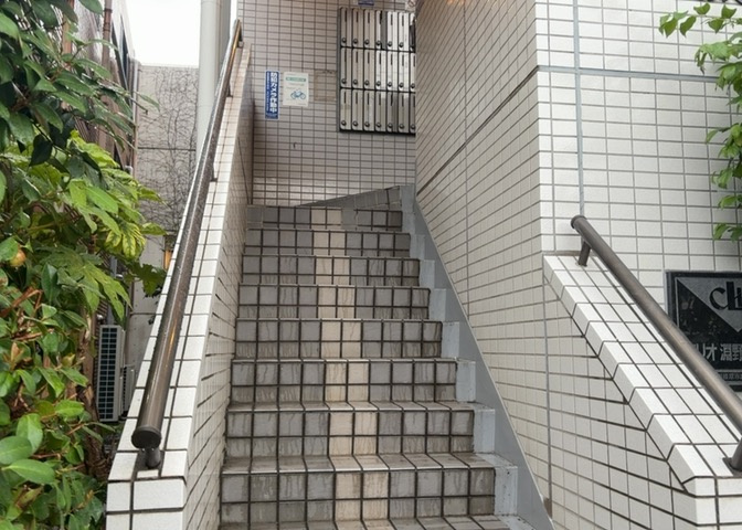 共用部分は、一棟の建物に住む区分所有者全員が共同で所有するとし、共用部分の管理、補修などは、区分所有者で形成される管理組合が行います。個人の判断で勝手に変更することはできませんので覚えておきましょう。