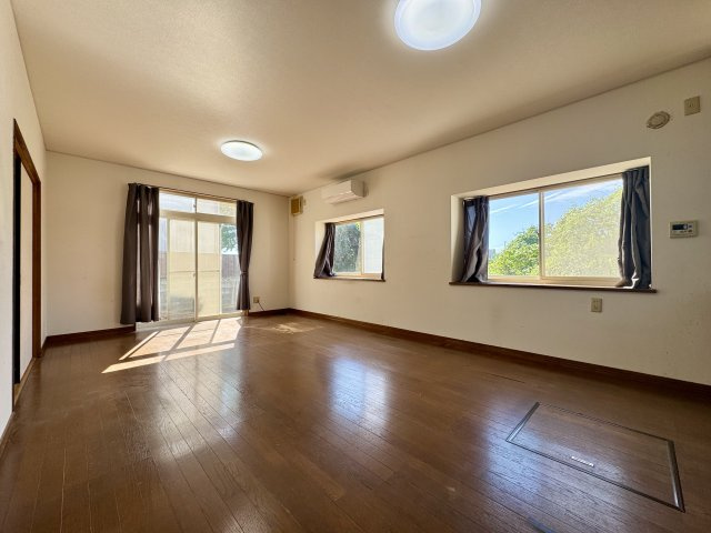 広々としたリビングは日差しも沢山入りとても明るく、家族がのびのびと過ごせる空間です♪
