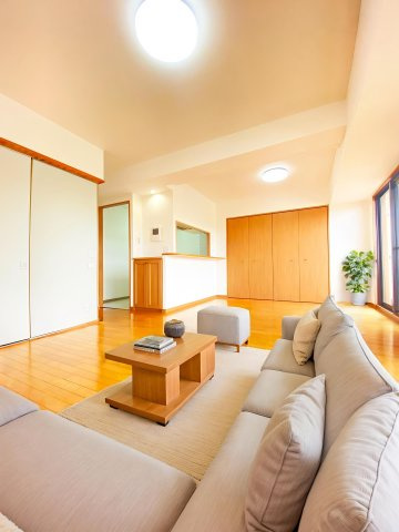 南向きの部屋で、陽当たりも良く暖かみのあるリビングになっております♪