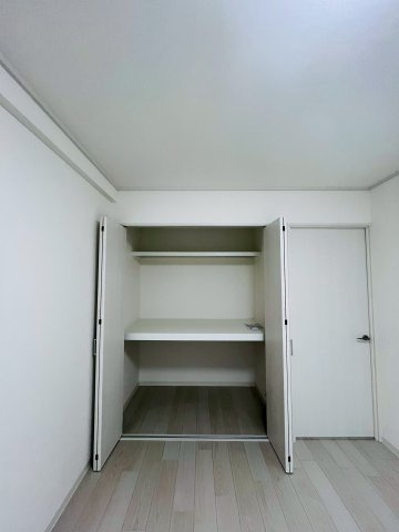 洋室（約6.0帖）：大容量のクローゼット収納です。