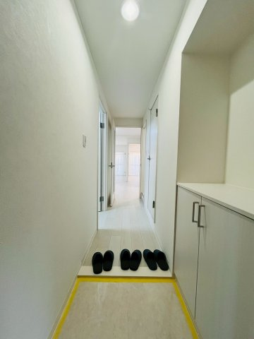 白を基調としたシンプルな内装。玄関には腰高のシューズボックスがあり、すっきり整頓できます。