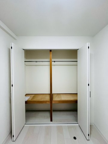 洋室（4.2帖）の収納は奥行きがあり収納力は十分。押入れだった名残りでしょうか、上下に分割されているので空間を余すことなく活用できます。