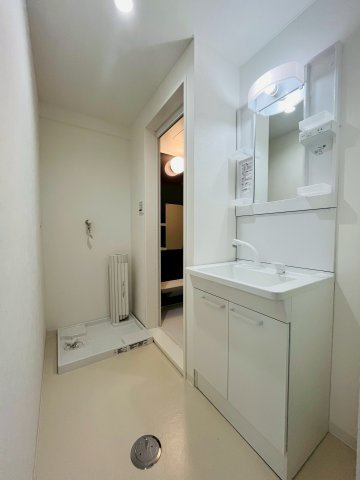 日々の身支度に欠かせない独立洗面台。洗濯機から床への漏水を防ぐことが出来る防水パンも設置済み。