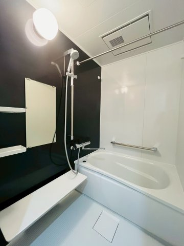 木目調のアクセントパネルで、お部屋のようなリラックス空間を演出するバスルームです。