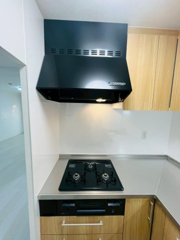 L字型のキッチンは体の向きを変えるだけで全てに手が届く！三口コンロでお料理も効率的に進められます。