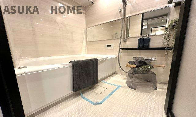 毎日の疲れを癒すバスタイムは浴室換気乾燥機付きで追い炊き機能のお風呂です。　　