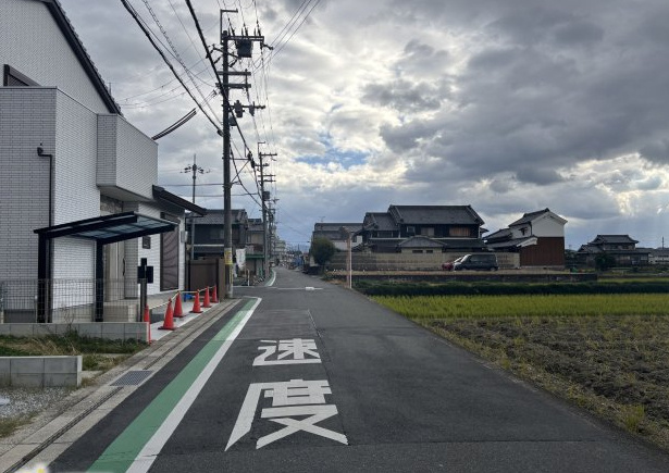 前面道路含む現地写真です