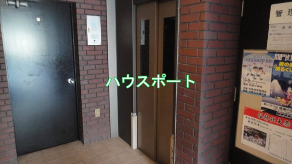 パレジット五条のエントランス