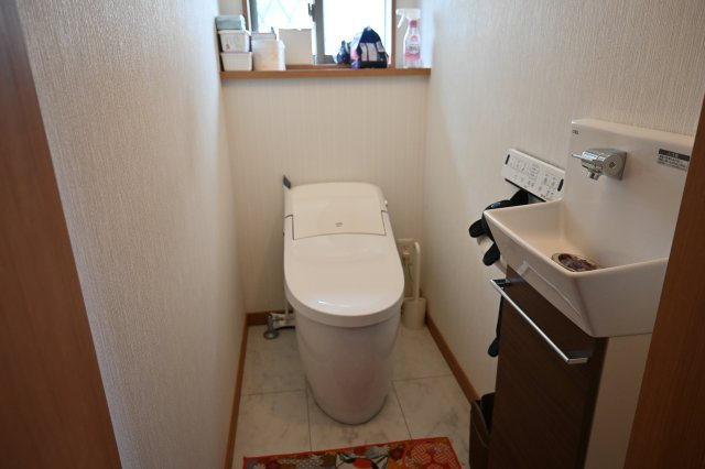 手洗いカウンター付きで清潔感を保ちやすい快適なトイレです。