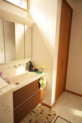 機能的な洗面台と洗濯機スペースで身支度も快適に行えます。