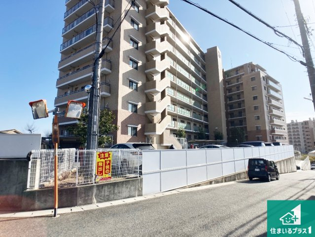 周辺は閑静な住宅街！前面道路広々で車の出し入れも便利です。駐車が苦手な方でも安心して車庫入れできます！