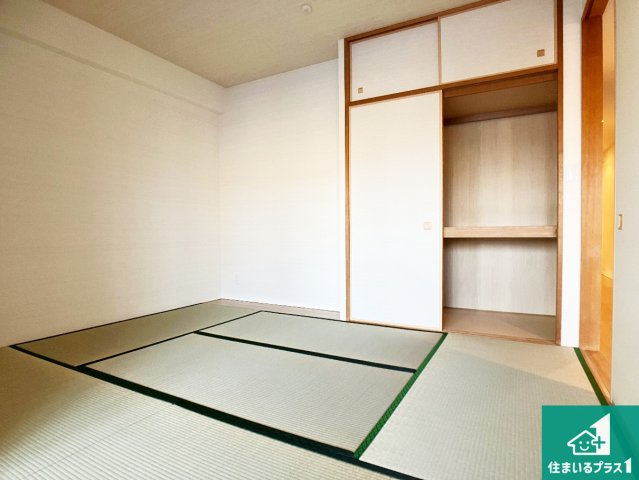 寝室は心地よい眠りについてもらいたくて、シンプルかつ開放的な空間な設計にしています！大きな窓から差し込む日が心地いいです♪