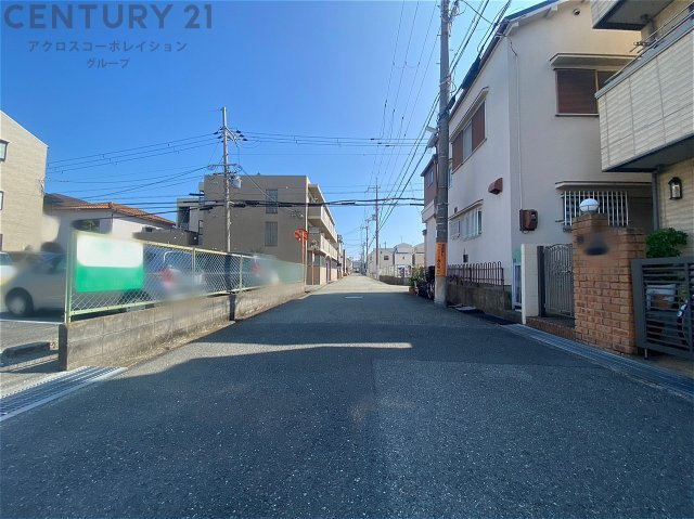 【現地】　現地は6ｍ幅の道路に面しておりすっきりとした街並みです。新築戸建ての建築用地としてご検討ください。プランのご相談等も承っております、お気軽にお問合せください
