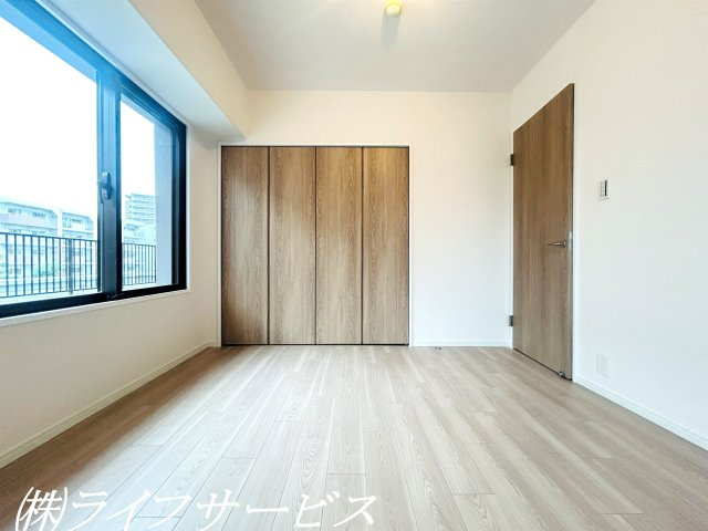 玄関側洋室6.0帖／クローゼット有！窓2面あり！