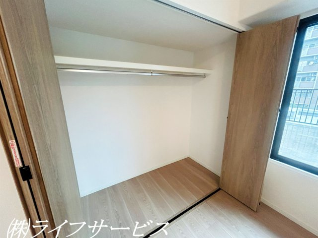玄関側洋室6.0帖／クローゼット有！窓2面あり！