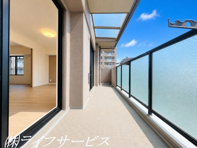 リビングルーム側バルコニー／上階なし！上部は一部ガラス庇になっています！
