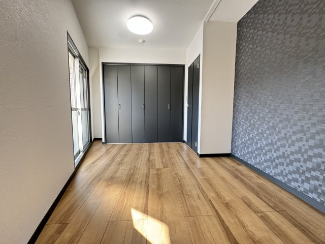 明るい洋室で寝室としても利用できます