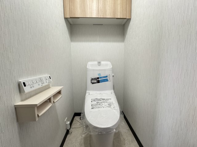 収納もあるトイレになります。