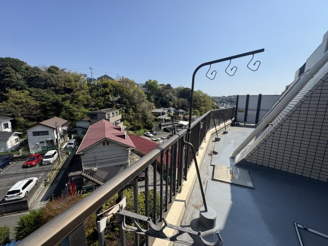 広々と余裕のあるバルコニーに開放的な眺望です