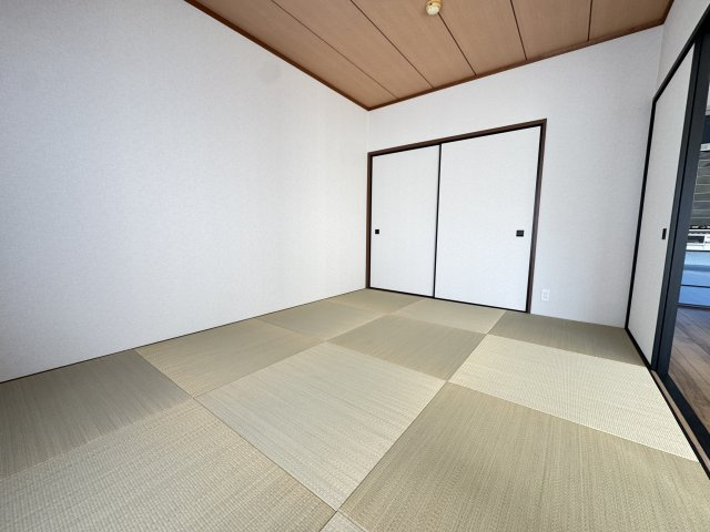 リビング横の和室にも収納がしっかりございます。