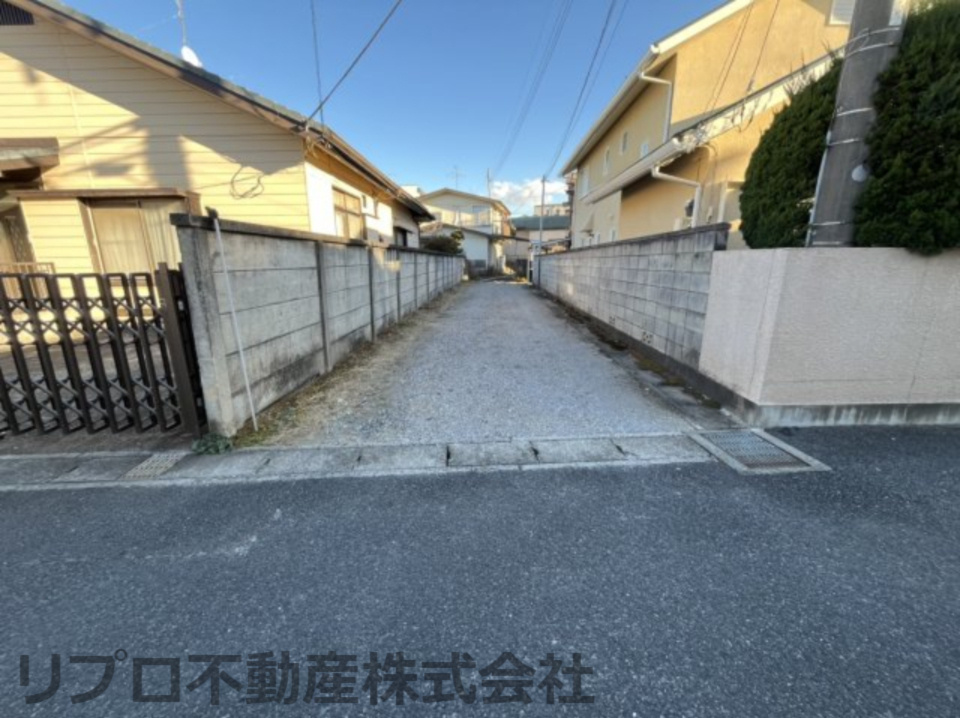 前面道路から敷地への通路です！