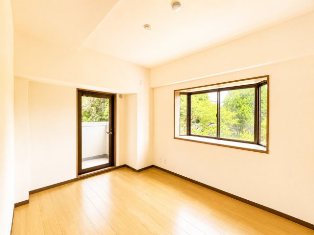 バルコニーに面した明るい洋室です。日中は自然光が室内をやさしく照らします。ゆとりある広さがあり、主寝室としてもおすすめです。家具配置がしやすい空間で、生活スタイルに合わせたレイアウトが可能です。