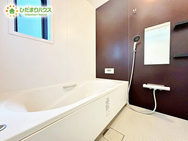 ゆっくり半身浴も可能な一坪タイプのバスルームです。広さのあるお風呂ですので、家族で楽しく入るのもいいですし、一人でのびのび、のんびり入ってリフレッシュするのもいいですね。どちらがお好みでしょうか。