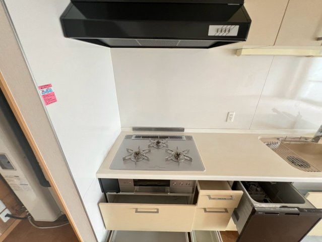 シンプルな意匠で使いやすいシステムキッチン。家事がはかどる食洗機付きです。