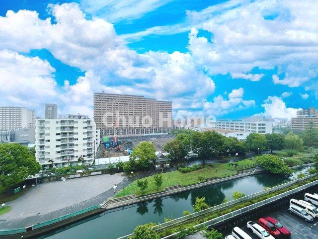 手を伸ばせば、ふれることが出来そうな環境が、そのままインテリアになったような印象です。その豊かな眺望にふさわしい空間には、通風・採光にも優れ、心地よい光と風があふれています