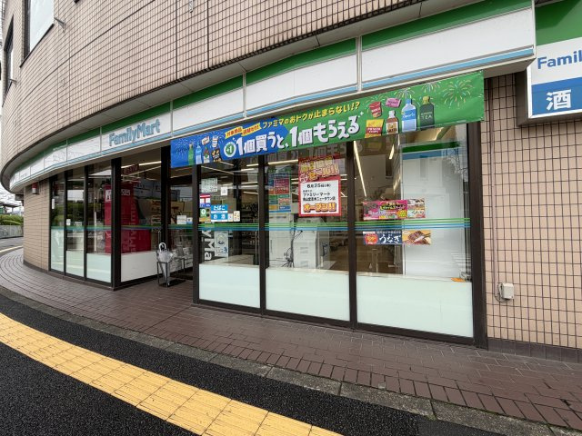 ファミリーマート柳瀬川駅前店まで徒歩約9分。