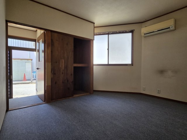 落ち着いた色調の洋室です