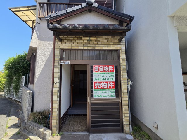 落ち着いた玄関です