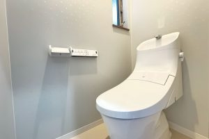 トイレは1階と2階の各階に完備♪こちらは1階のシャワートイレです☆