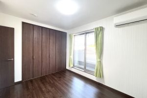 【2階：洋室6.1帖】クローゼット完備♪バルコニーに面したお部屋です☆