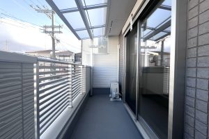 東向きのバルコニー☆雨除けテラス屋根付きです☆