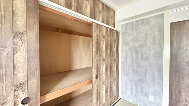 押し入れ収納です。季節ものの家電や、お布団など収納するのに十分な奥行きです。