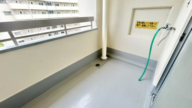 水栓がついているので植物の水やりや、汚れ物を洗うのに便利です。